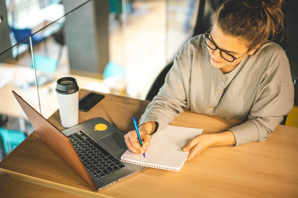 التعليم الإلكتروني: ثورة تعليمية بين يديك!