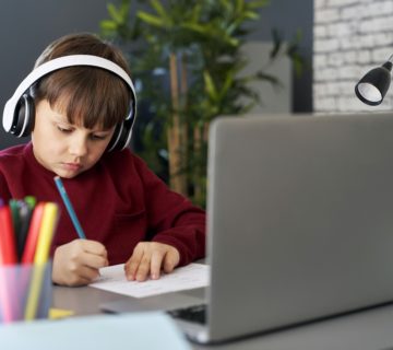 8 خطوات بسيطة لتحويل محتواك من أوفلاين إلى أونلاين... التعليم الإلكتروني السهل مع يلاستيب!