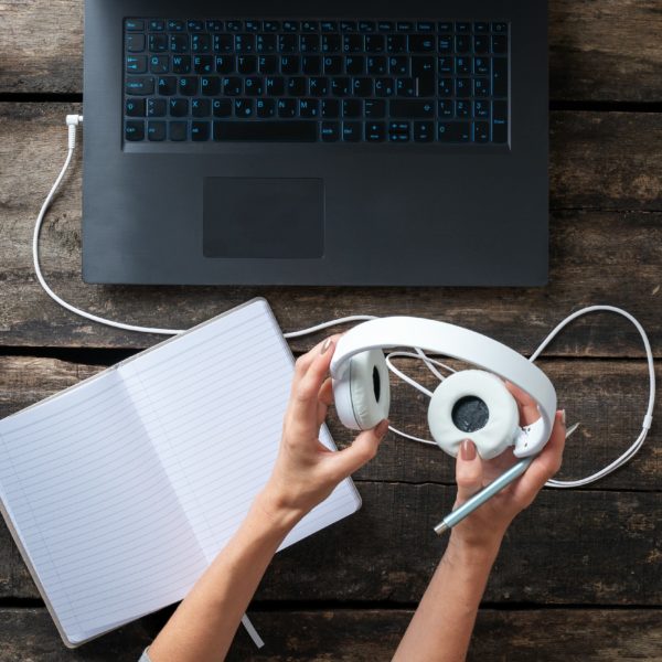 E learning conceptual image باقات يلاستيب: الجودة، الاحترافية، والشمولية!